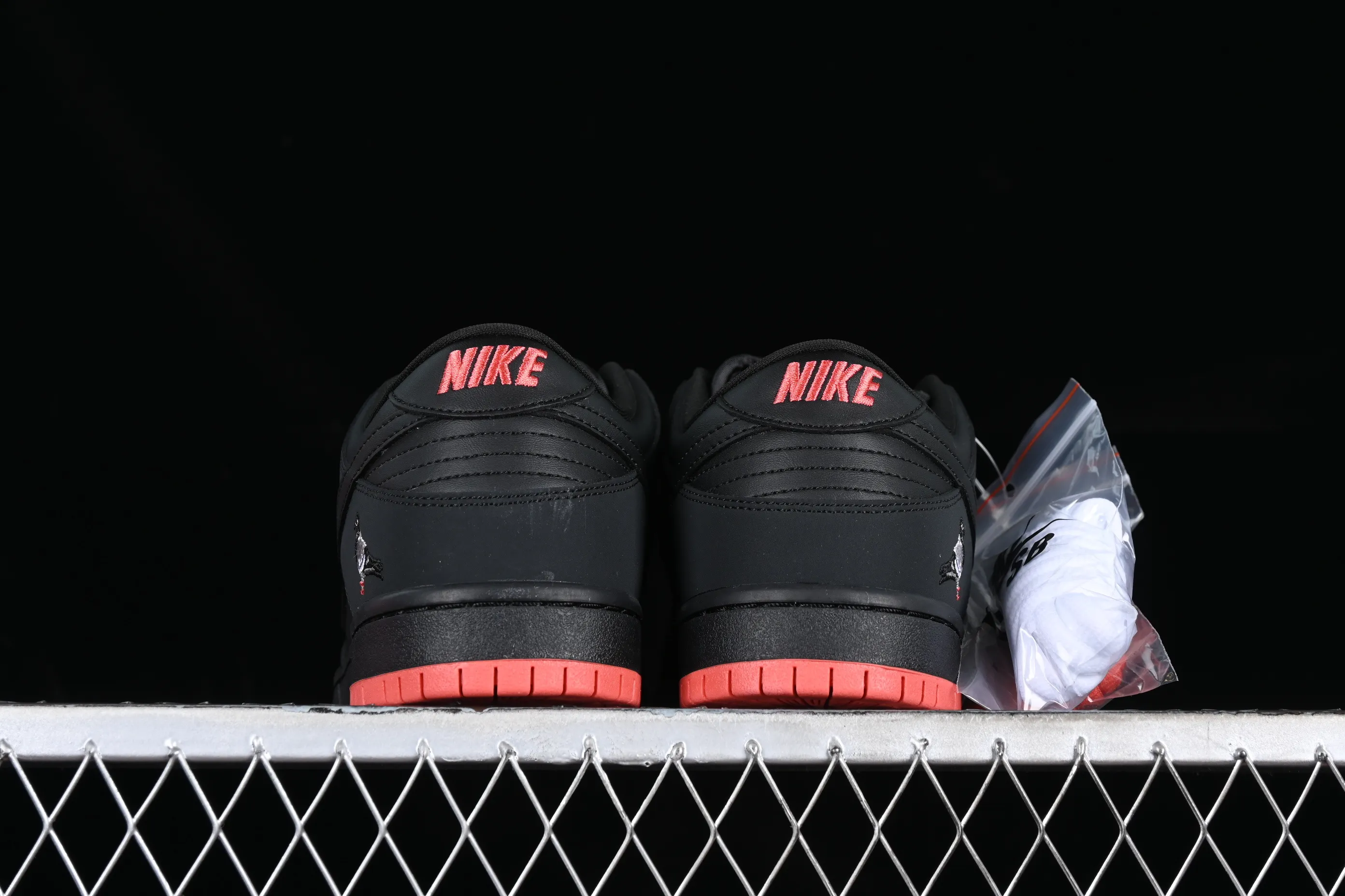 All categories Nk SB Dunk Series Nk SB Dunk Low Low-top sneakers K version Black Pigeon x Nk SB Dunk low Trd QS Black Pigeon Retro low-top versatile casual sports skateboard shoes 883232-008